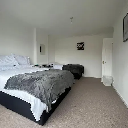 Spacious 4 Bed Home Near Nec, Jlr & Airport Parking For 3 Cars Ideal For Contractors! Solihull Exterior photo