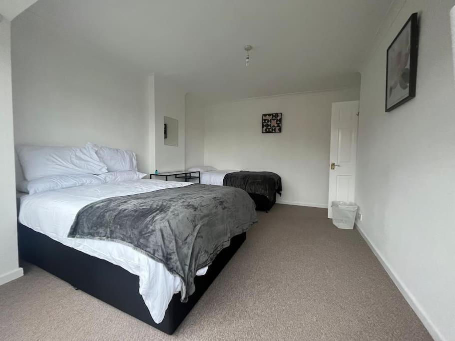 Holiday home Spacious 4 Bed Near Nec, Jlr & Airport Parking For 3 Cars Ideal For Contractors! *