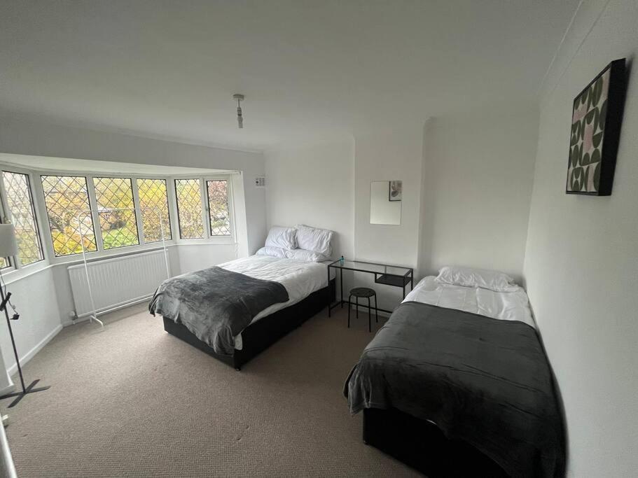Spacious 4 Bed Near Nec, Jlr & Airport Parking For 3 Cars Ideal For Contractors! Holiday home