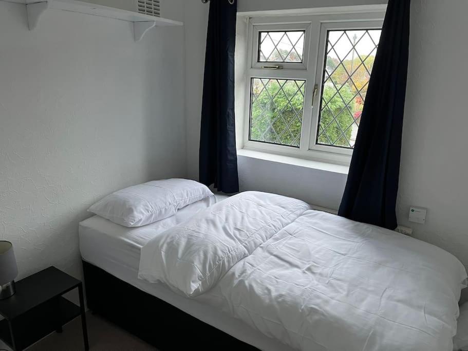 Spacious 4 Bed Near Nec, Jlr & Airport Parking For 3 Cars Ideal For Contractors! *