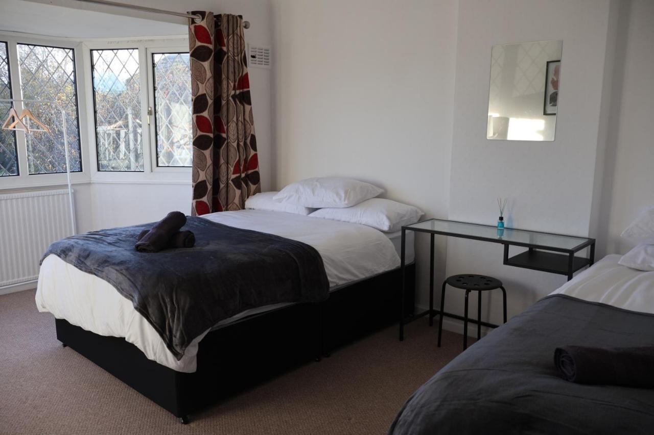 Spacious 4 Bed Near Nec, Jlr & Airport Parking For 3 Cars Ideal For Contractors!