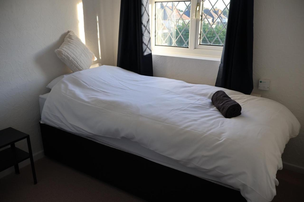 Spacious 4 Bed Near Nec, Jlr & Airport Parking For 3 Cars Ideal For Contractors! Holiday home Solihull