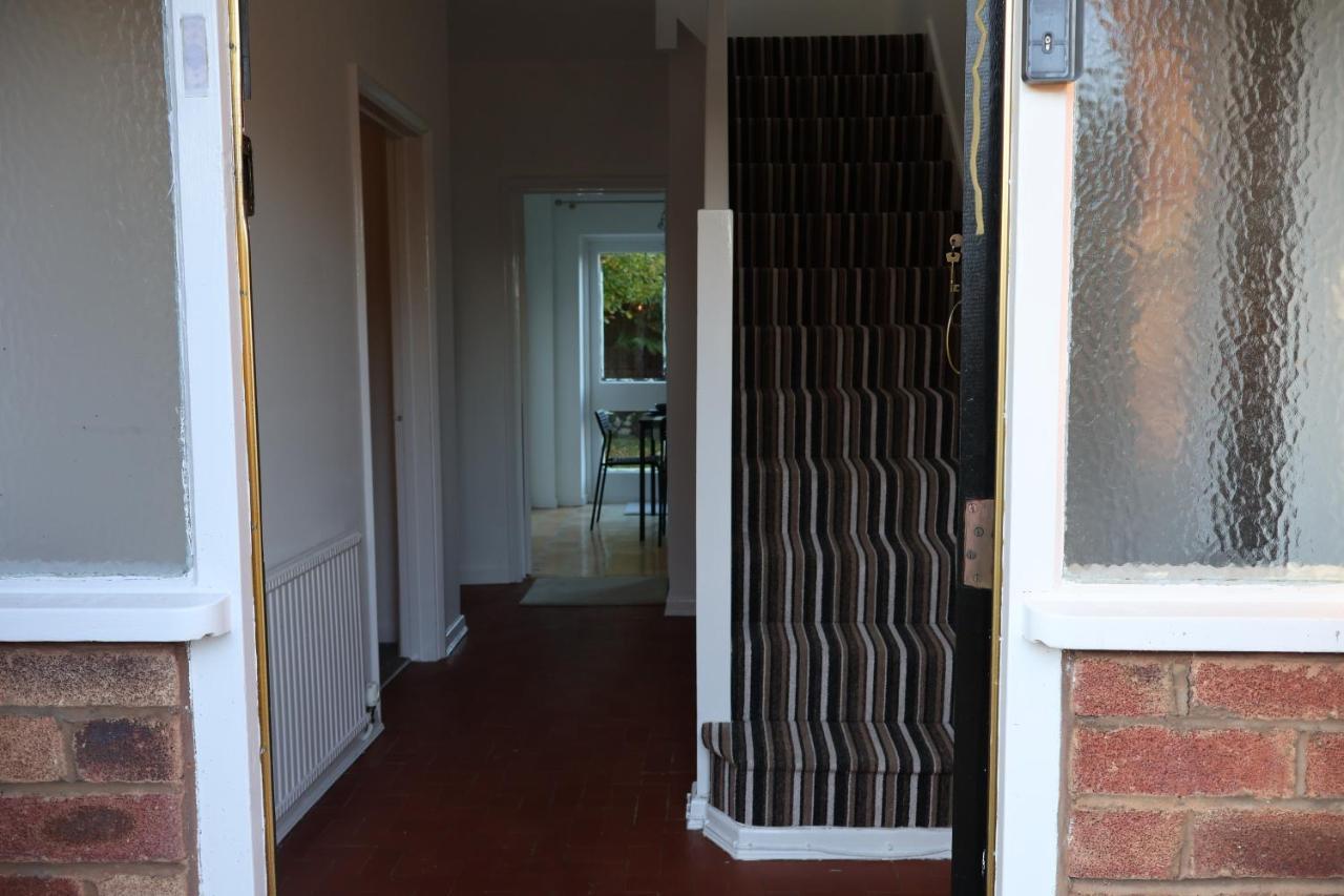 Spacious 4 Bed Near Nec, Jlr & Airport Parking For 3 Cars Ideal For Contractors! *