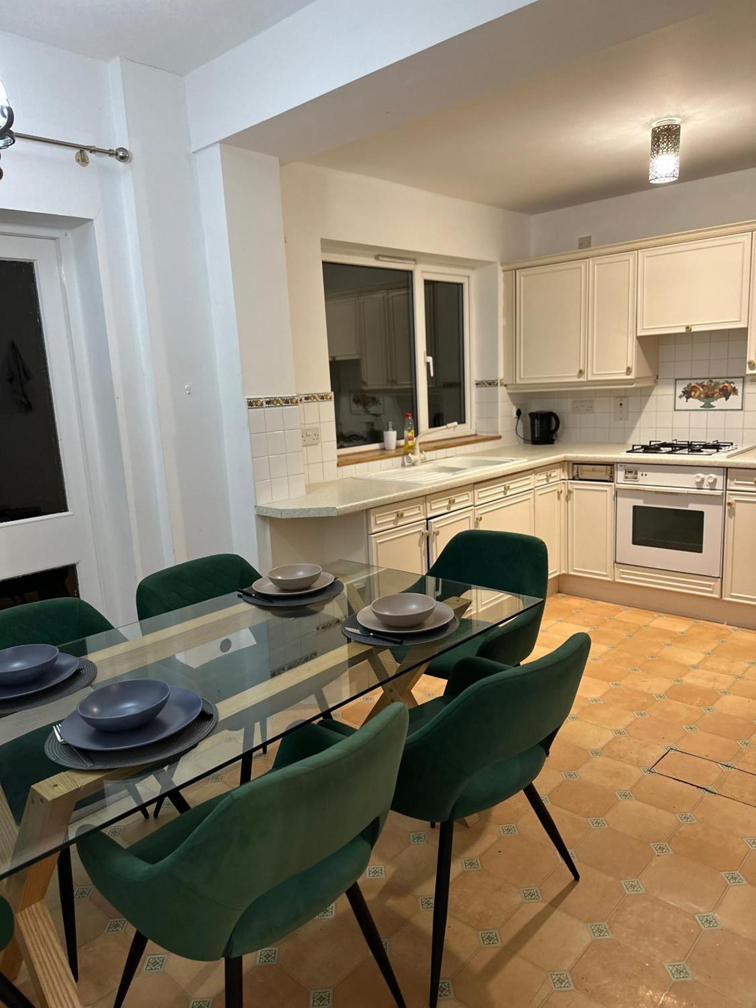 Spacious 4 Bed Near Nec, Jlr & Airport Parking For 3 Cars Ideal For Contractors! Holiday home