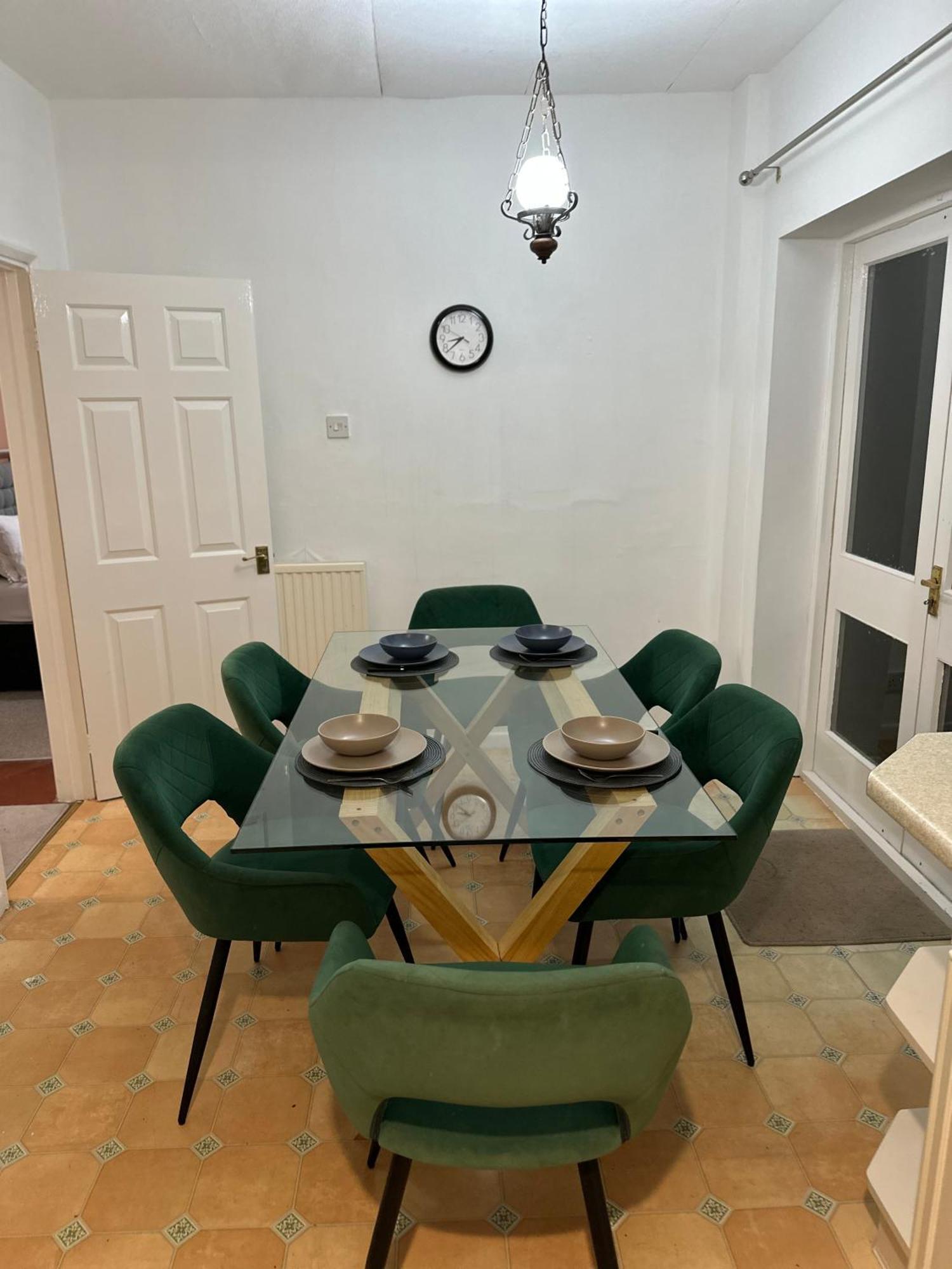 Spacious 4 Bed Near Nec, Jlr & Airport Parking For 3 Cars Ideal For Contractors! Holiday home *