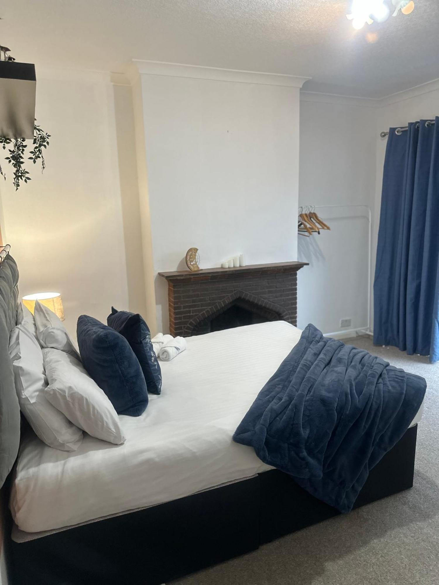 Spacious 4 Bed Near Nec, Jlr & Airport Parking For 3 Cars Ideal For Contractors! Holiday home