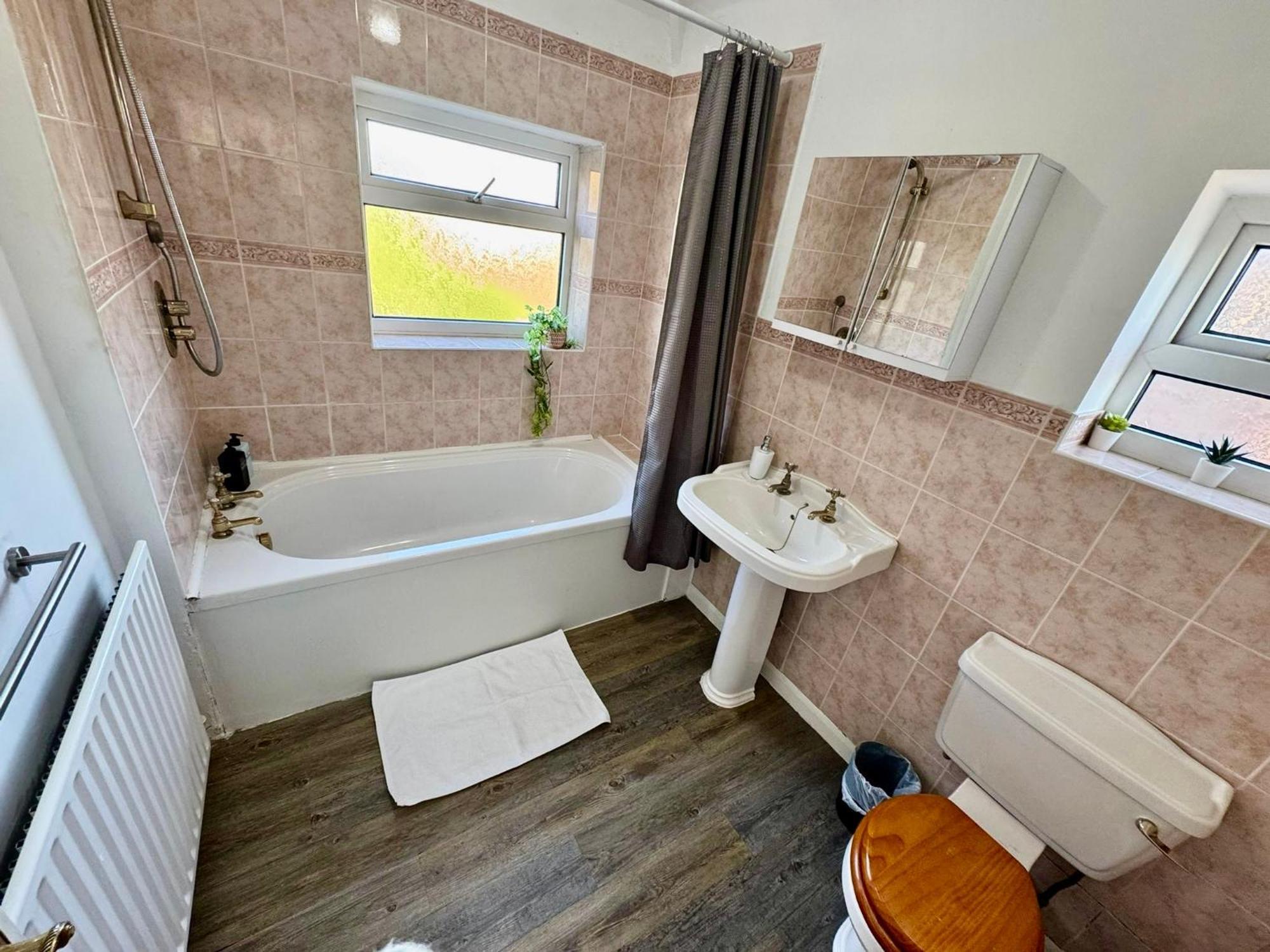 Holiday home Spacious 4 Bed Near Nec, Jlr & Airport Parking For 3 Cars Ideal For Contractors! Solihull