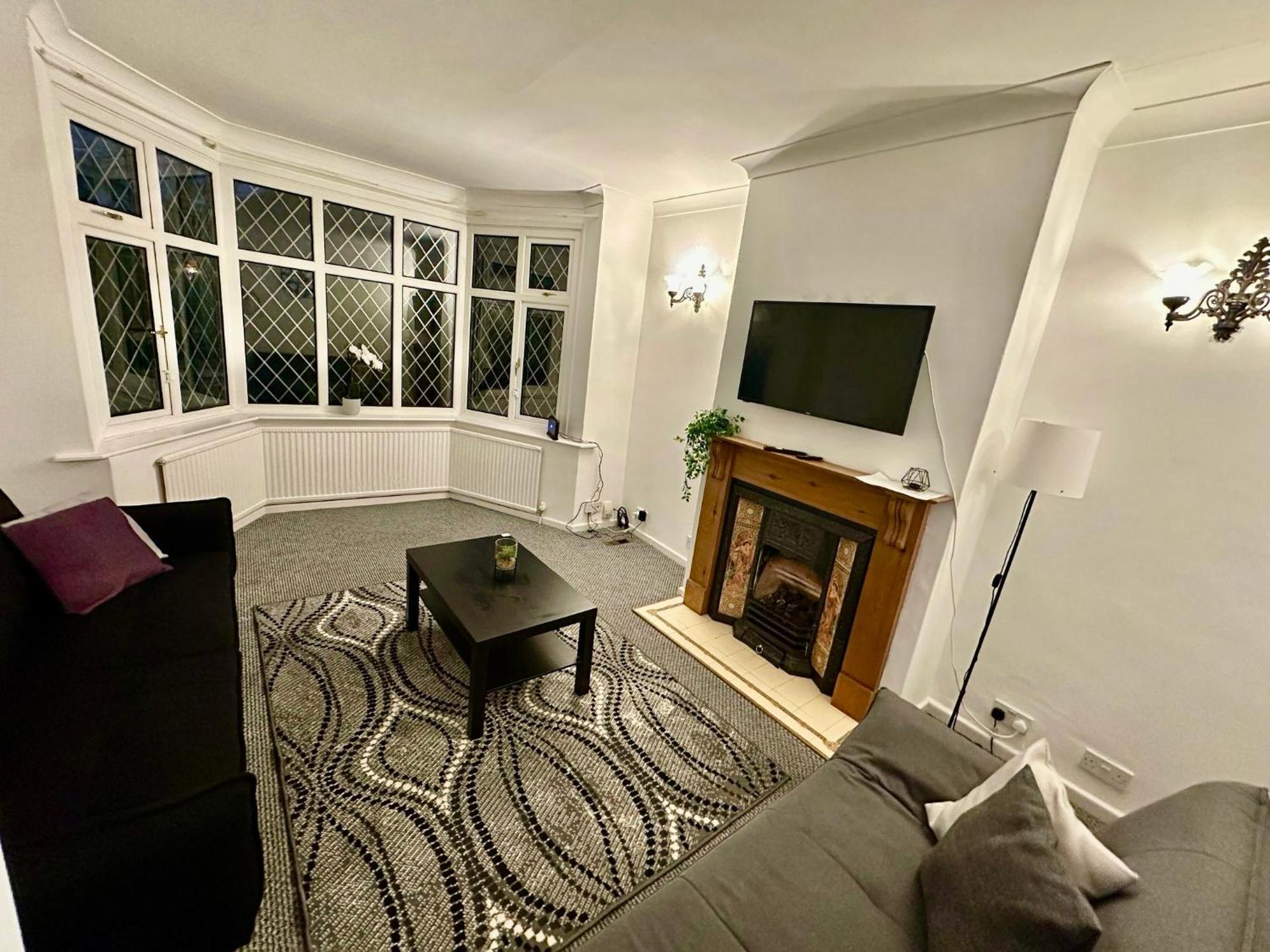 Spacious 4 Bed Near Nec, Jlr & Airport Parking For 3 Cars Ideal For Contractors! * Solihull