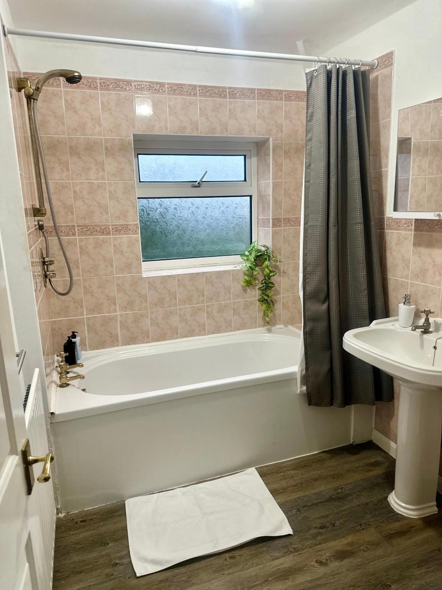 Spacious 4 Bed Near Nec, Jlr & Airport Parking For 3 Cars Ideal For Contractors! Holiday home