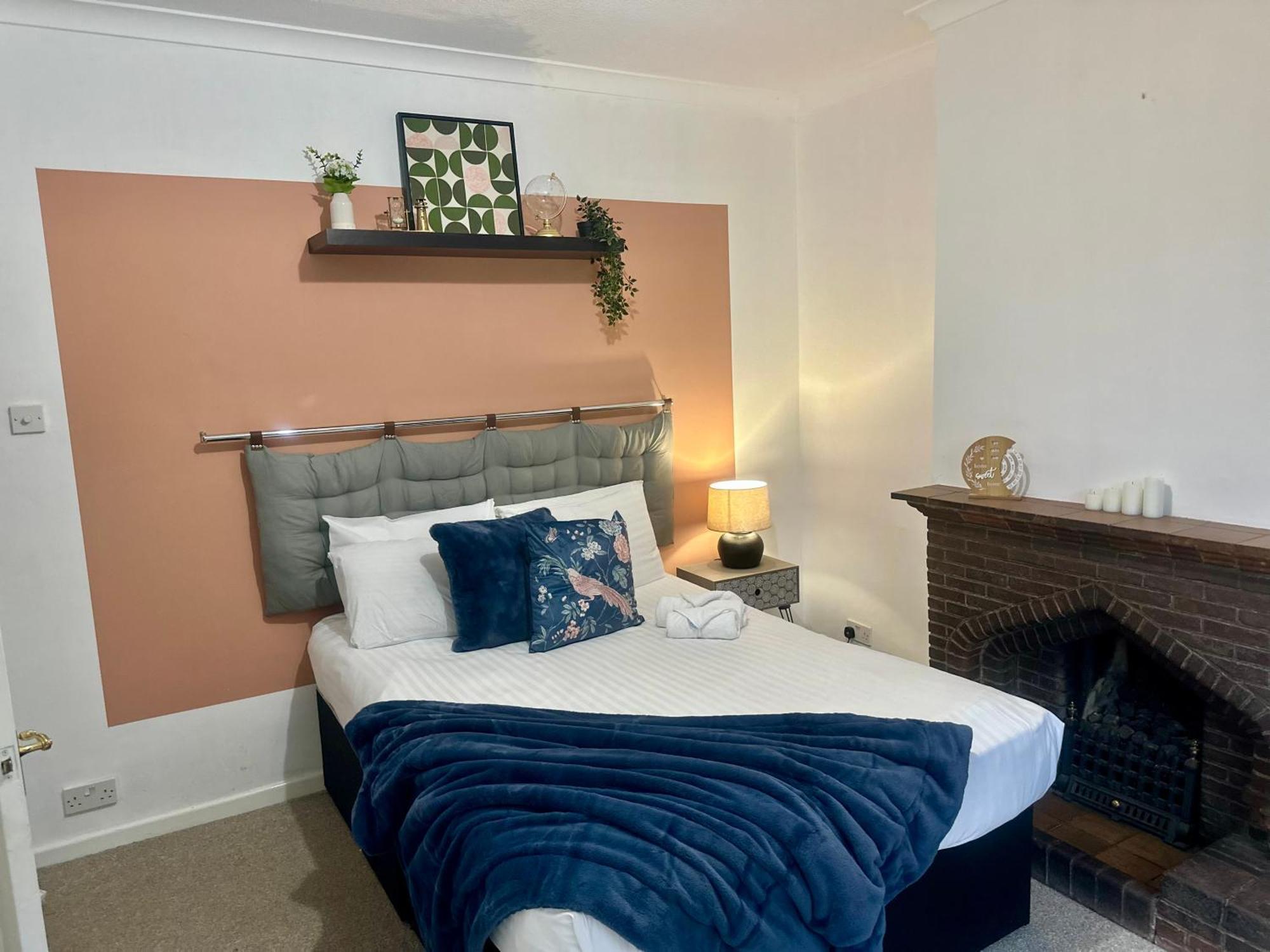 Spacious 4 Bed Near Nec, Jlr & Airport Parking For 3 Cars Ideal For Contractors! Holiday home *